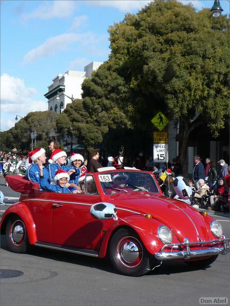 LosGatosChristmasParade07-121b.jpg - for personal use