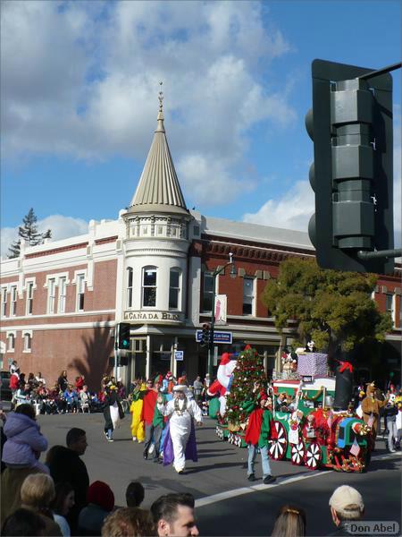 LosGatosChristmasParade07-123b.jpg - for personal use