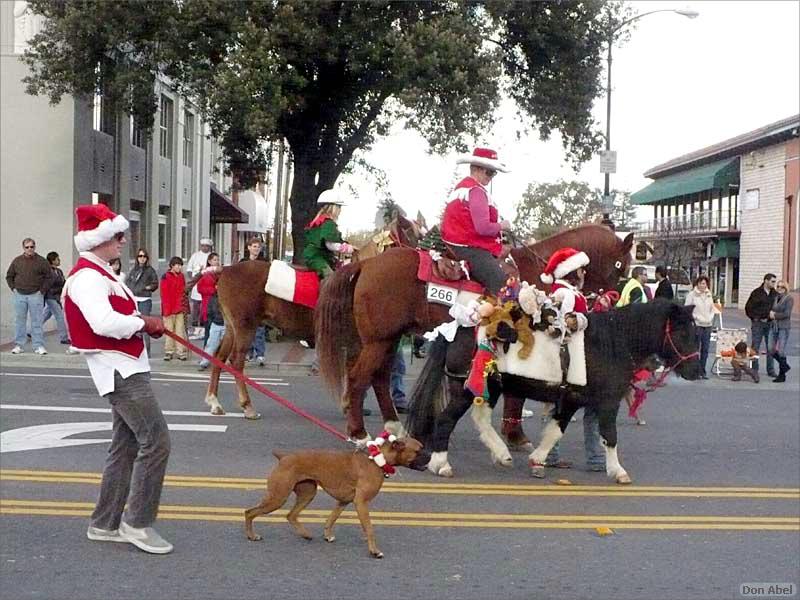 LosGatosChristmasParade07-240c.jpg - for personal use