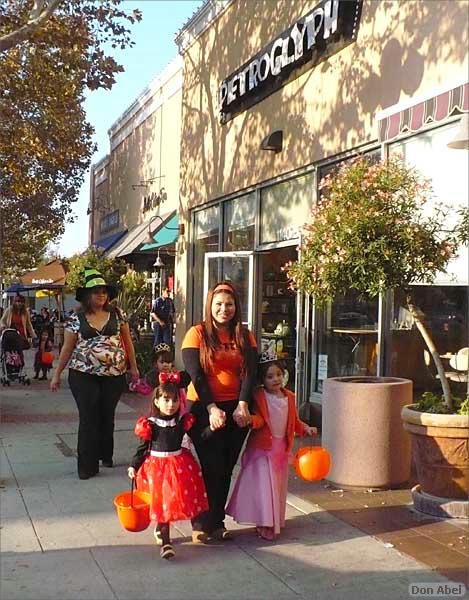 WG_Trick-or-Treat07-150c.jpg - for personal use